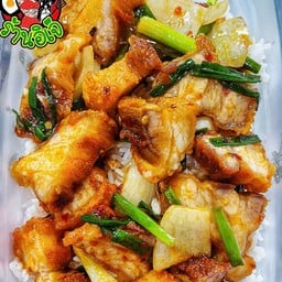 ข้าวผัดพริกเผาหมูกรอบ