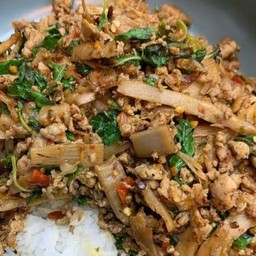 ข้าวกะเพราหมูหน่อไม้ดอง