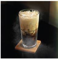 กาแฟเย็น ใส่แก้วไม่แยกน้ำแข็ง