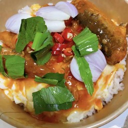 ข้าวไข่ข้นราดปลากระป๋องทรงเครื่อง