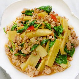 ข้าวราดหมูหน่อไม้