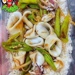 ข้าวผัดพริกหยวกปลาหมึก