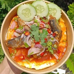 ข้าวไข่ขยี้ราดปลากระป๋องทรงเครื่อง