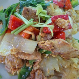 เส้นใหญ่ผัดผงกะหรี่หมูหมัก