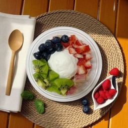 กรีกโยเกิร์ต 1 scoop 80g (ผลไม้ 4 อย่าง) M