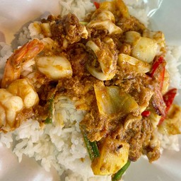 ผัดผงกะหรี่ ราดข้าว