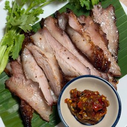 คอหมูย่างพร้อมเครื่องจิ้ม 3 ย่าง