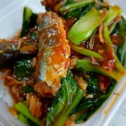 ข้าวราดผัดคะน้าปลากระป๋อง