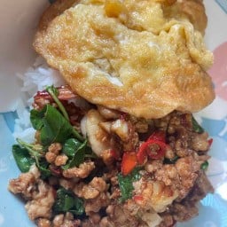 ร้านข้าวกระเพราแม่อำพิน 69บาท ทุกเมนู