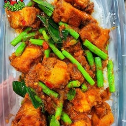ข้าวผัดพริกแกงหมูกรอบ