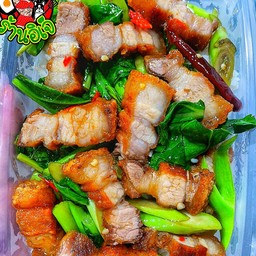 ข้าวผัดคะน้าหมูกรอบ