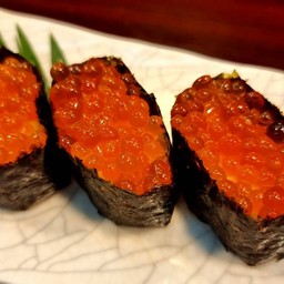 ซูชิไข่ปลาอิคุระ 4 คำ