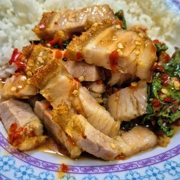 กะเพราหมูกรอบราดข้าว