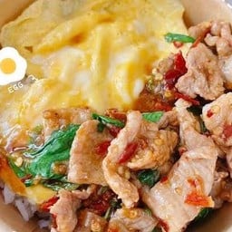 ข้าวกระเพราหมูชิ้นไข่ข้น