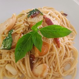 สปาเก็ตตี้ผัดพริกแห้งไส้กรอก