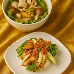 เซ็ต  ต้มเลือดหมู คะน้าหมูกรอบราดข้าว แถมน้ำเปล่า