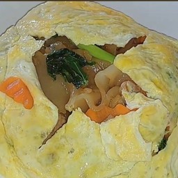 ผัดซีอิ๊วหมู ห่อไข่