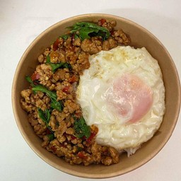 กะเพราหมูสับราดข้าว