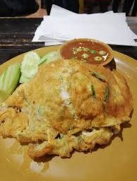 ข้าวไข่เจียวราดข้าวแถมฟรีน้ำพริกกะปิผักสดตามฤดูกาล