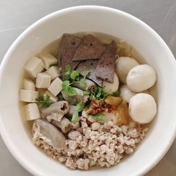 นิยมสุข ก๋วยเตี๋ยวหมูต้มยำเชฟทองอยู่ (โคตรโบราณ) -