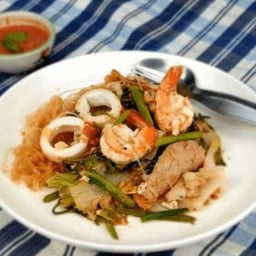 สุกี้แห้งรวมมิตร ไก่ หมู หมึกกรอบ  หมึกกล้วย กุ้ง