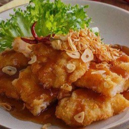 เนื้อปลาทอดผัดซอสมะขาม