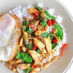 ข้าวกะเพรา หมูชิ้น ฟรี!!ไข่ดาว