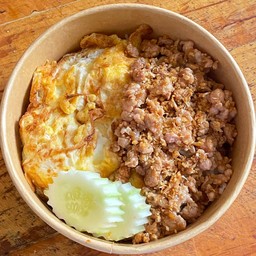 ข้าวไข่ดาว หมูสับผัดกระเทียม