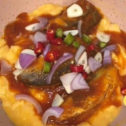 ข้าวยำปลาประป๋องไข่เจียว