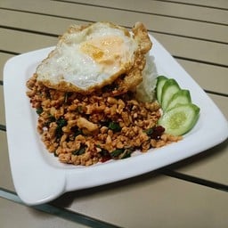 กะเพราไก่สับ+ไข่ดาว