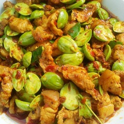 ผัดเครื่องแกงสะตอ