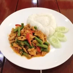 ข้าวราดผัดพริกแกง