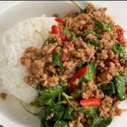ข้าวราดผัดกระเพรา