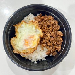 ข้าวไก่กระเทียมพริกไทย (ไม่รวมไข่)