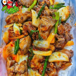ข้าวผัดพริกเผาเครื่องในไก่