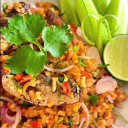 ข้่าวผัดปลากระป๋อง