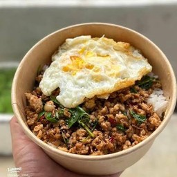 ข้าวกระเพราหมูสับไข่ดาว