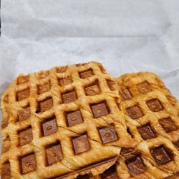 ครอฟเฟิลเนยสด มีท็อปปิ้งให้เลือกหลากหลายลูกค้าเลือกเพิ่มเติมได้ค่ะ