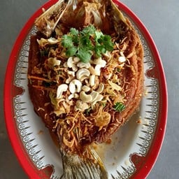 ปลากระพงทอดลุยสวน Fried sea bass in the garden