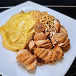 มาม่าเกาหลีแห้งเผ็ดไส้กรอก+ไข่ข้น