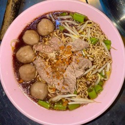 ก๋วยเตี๋ยวโกเด้งหมู/เนื้อแยกหม้อ(หน้าปั้ม)