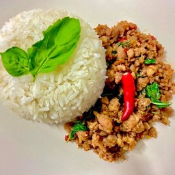 ข้าวราดผัดกะเพราหมูชิ้น