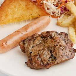 สเต๊กหมูสันคอพริกไทยดำ + สเต๊กไส้กรอกไก่ (1 ชิ้น)