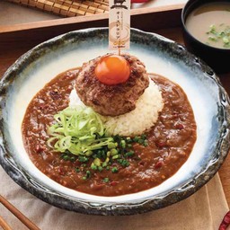 ข้าวแกงกะหรี่พริกแกงปลาร้าหน้าเนื้อแฮมเบิร์กและไข่ดอง
