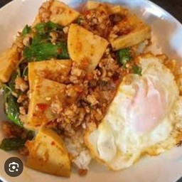 กระเพราหมูสับหมูยอไข่ดาว