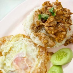 หมูกระเทียมราดข้าวไข่ดาว