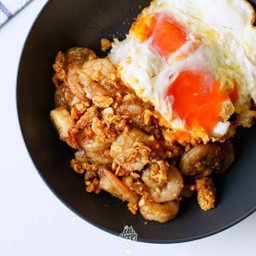 ข้าวกุ้งทอดกระเทียม ฟรี!! ไข่ดาว