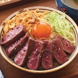 ข้าวผัดกระเทียมหน้าเนื้อวากิวพรีเมียมไข่ดองและหอมเจียว