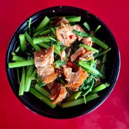 ผัดผักบุ้งราดข้าว