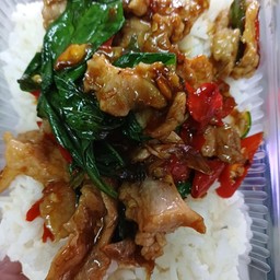 ผัดหมูชิ้นใส่ใบโหระพา